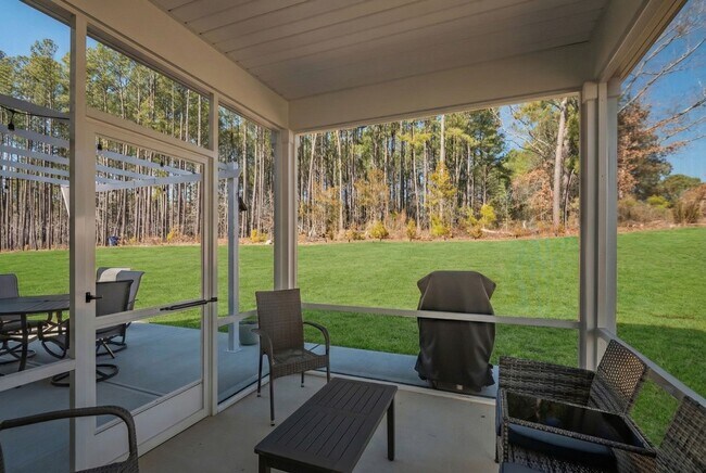 Building Photo - Bright, Spacious 3BR/2.5BA Home – Move-In Ready with Loft & Open Floor Plan