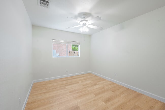 Building Photo - 3926 Privet Pl