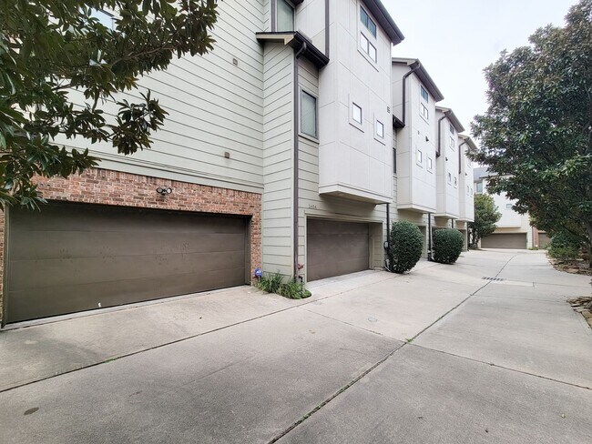 Building Photo - Stunning Corner Unit with Breathtaking Views!