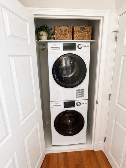 Building Photo - 136 W 7th St