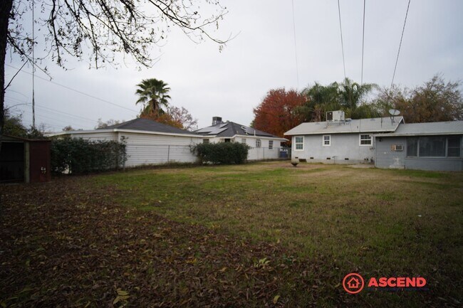 Building Photo - Cozy home located in the Northeast!