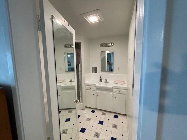 Building Photo - 4220 Cerritos Ave