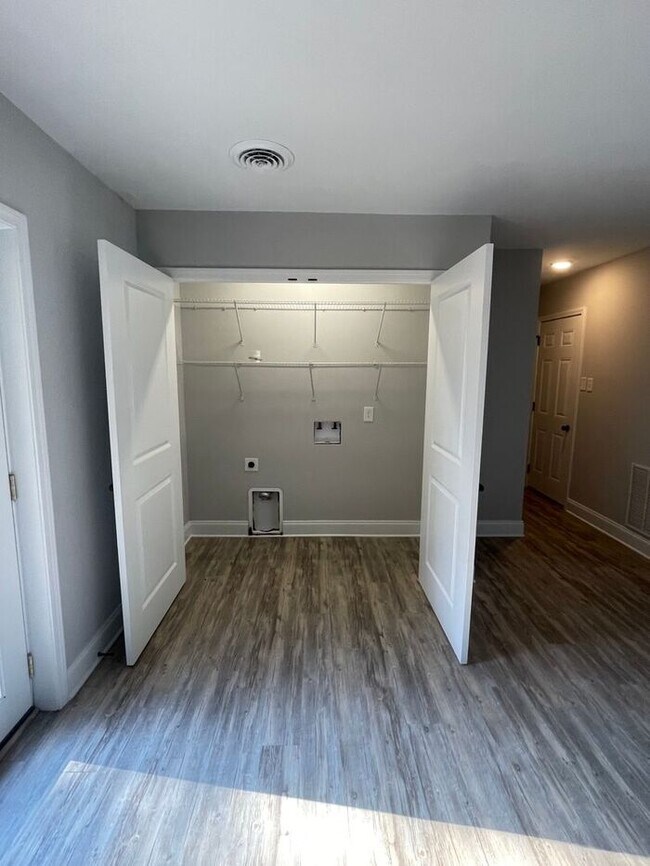 Building Photo - 4 Bedroom - 3 Bath Home with a 2 car garage in Farragut