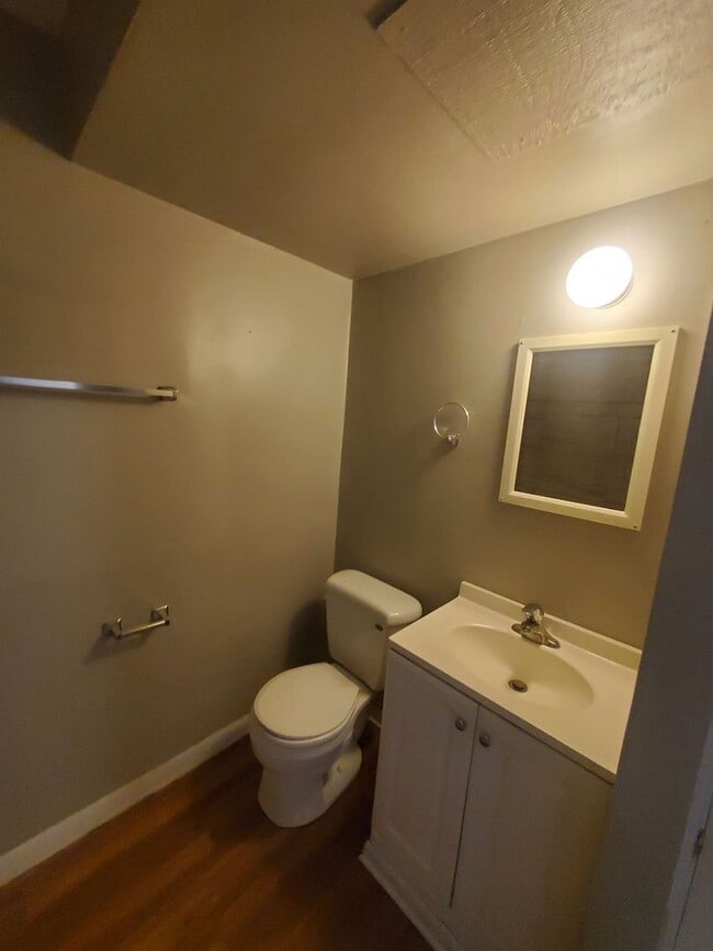 Interior Photo - 417 N Washington Ave 8 family