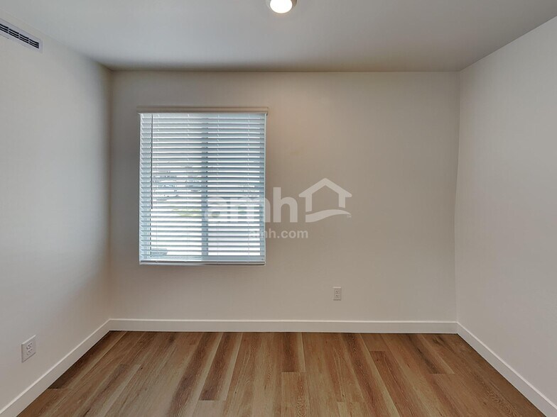 Building Photo - 20177 W Thomas Rd