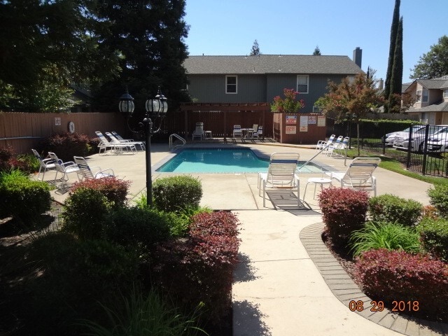 Building Photo - Beautiful 3 bedroom 2 1/2 bath Town-House Coming Soon!