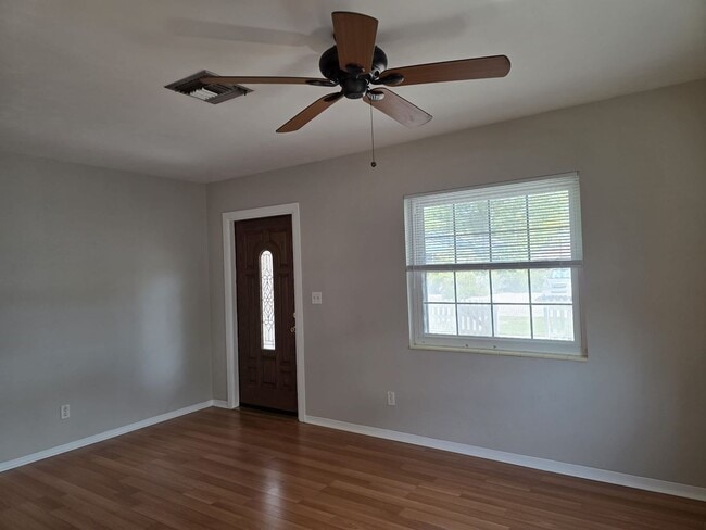 Building Photo - 2 Bedroom Single Family Home in Central Gulfport
