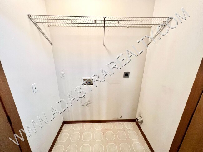 Building Photo - Spacious Gardner Duplex-Available in NOVEM...