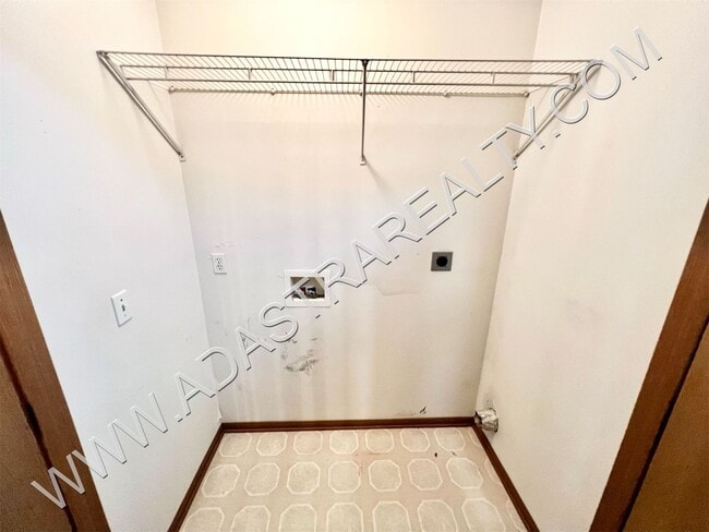 Building Photo - Spacious Gardner Duplex-Available NOW!!