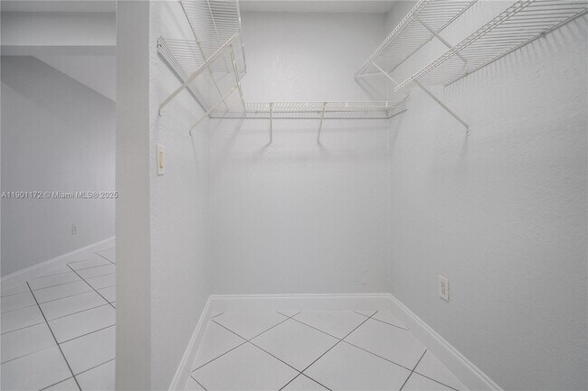 Building Photo - 7640 Carlyle Ave