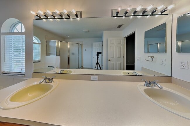 Building Photo - 9525 Southern Garden Cir