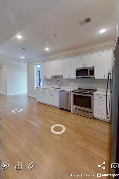 Primary Photo - 104 Warren St