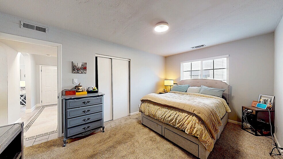 Building Photo - 204 N Santa Ana Ave