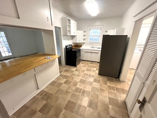 Building Photo - This cute, but large cottage is located in...
