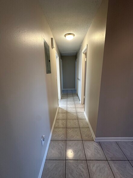 Building Photo - 6524 Voltaire Dr