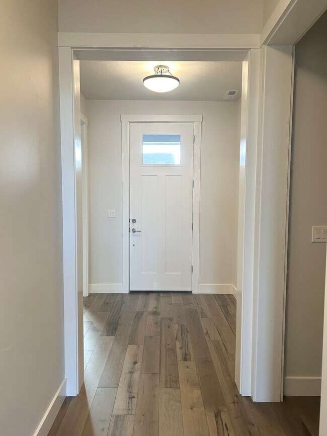 Building Photo - Gorgeous 3 bedroom 2 bathroom Home in Nampa