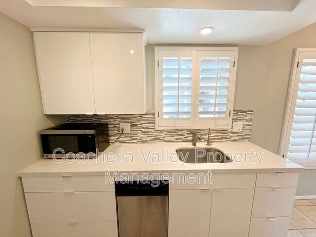 Building Photo - 2160 S Palm Canyon Dr