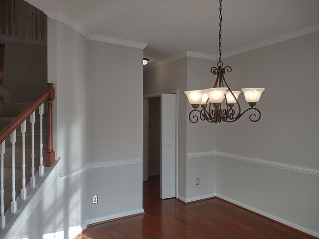 Building Photo - Beautiful and Charming! You Want it and Th...