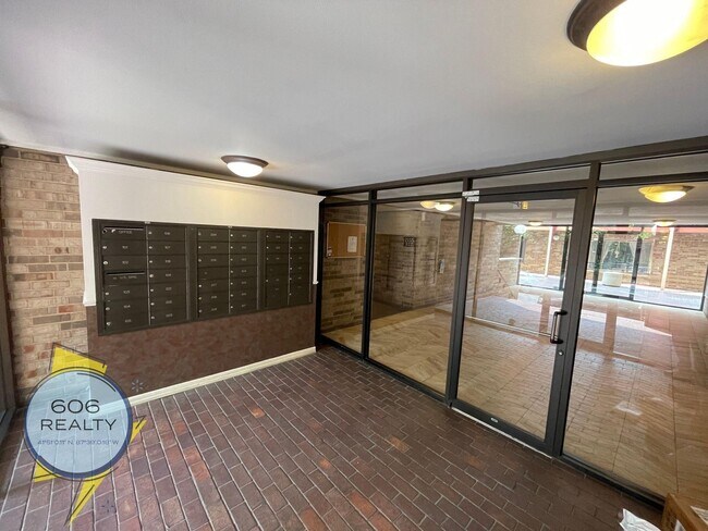 Building Photo - 744 W Gordon Terrace