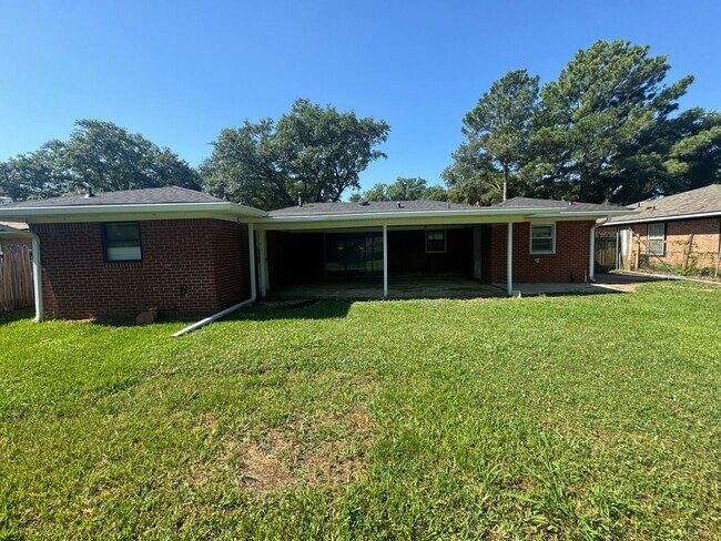 Building Photo - 2613 Plantation Dr