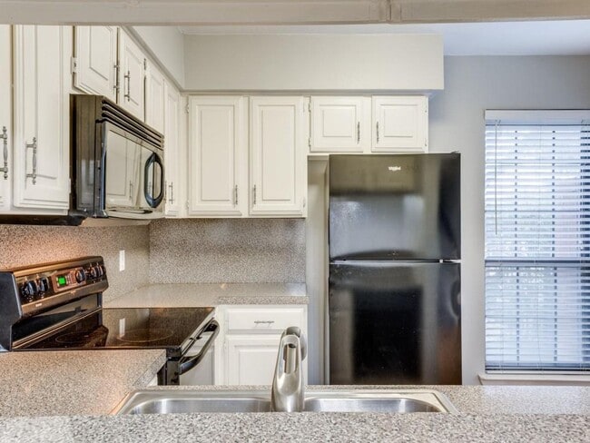 Building Photo - 2 Bedroom Townhome by SMU with a Pool!