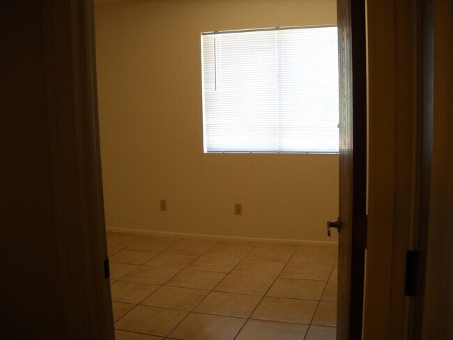 Building Photo - Cute unit in four plex