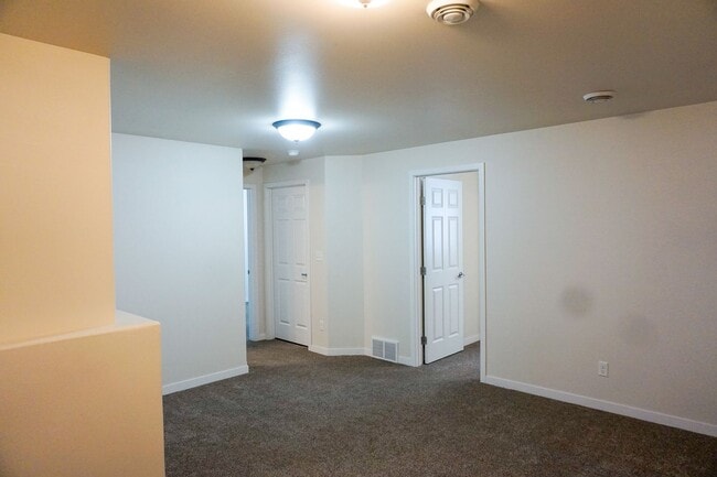 Building Photo - 3 Bed 2 Bath Twin Home