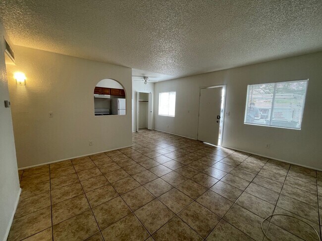 Building Photo - Quaint 2 Bedroom and 1 Bath Triplex!