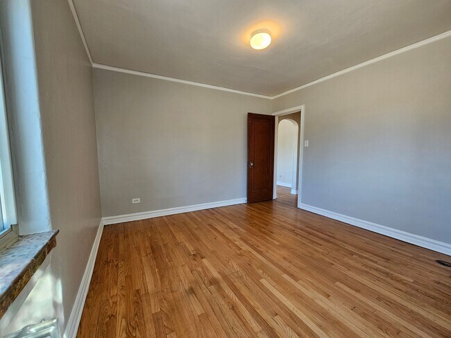 Building Photo - Charming Large 1 Bedroom in the Heart of the City