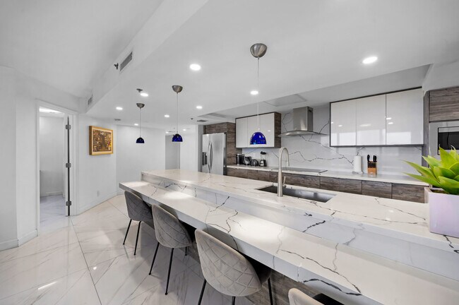 Building Photo - 1717 N Bayshore Dr