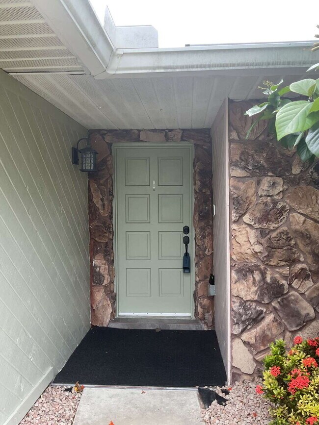 Building Photo - Charming 3-Bedroom Oasis with 2 Full Baths...