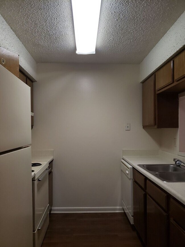 Building Photo - 1 Bedroom, 1.5 Bath Townhouse
