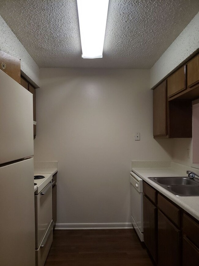 Building Photo - Spacious 1 Bedroom, 1.5 Bath Townhouse – M...