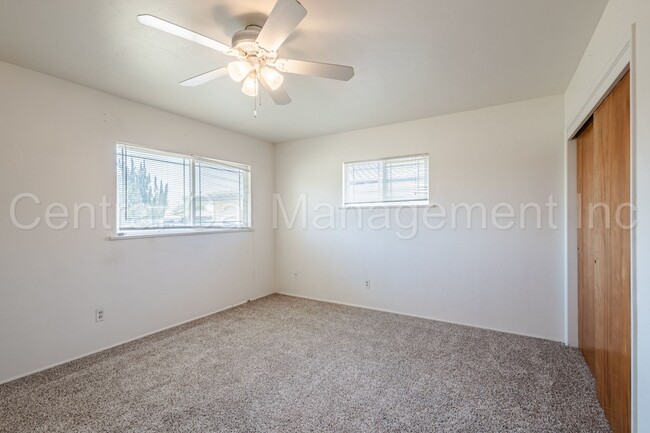 Building Photo - 3 Bedroom, 2 Bath Home Near Bakersfield Co...