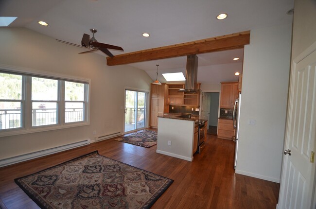 Building Photo - Great Location, Walk to Everything! Update...