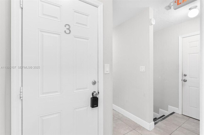 Building Photo - 4021 N Andrews Ave