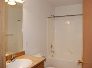 Building Photo - 4 bed 2 bath multi-level in Central CDA ( new carpet)