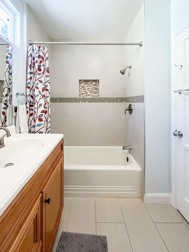 Building Photo - Charming Stand-Alone Home - 3BR/1BA with Parking