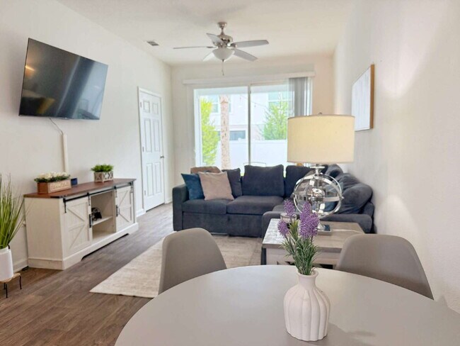 Building Photo - Furnished Townhome conveniently located!