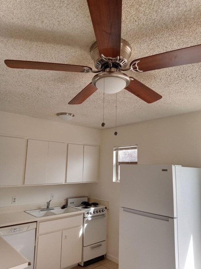 Building Photo - 4140 E Cliffside Trail