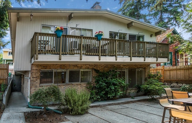 Primary Photo - Spacious 2 Bedroom in Idyllic Location