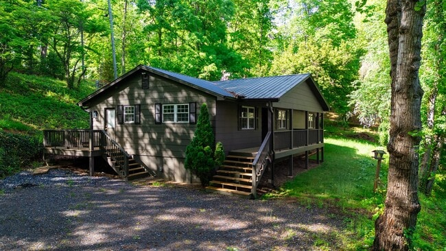 Building Photo - 3 Bedroom 2 Bath beautiful newly remodeled...