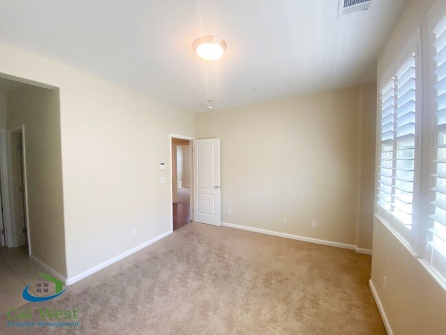 Building Photo - $3795 - 3 Bed/2.5 Bath Tri-level Townhome ...