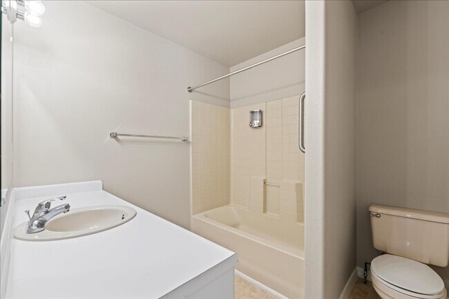Building Photo - 3 Bedroom 2 Bathroom Near Whitewater Park