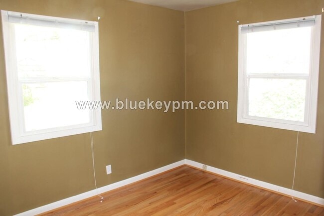 Building Photo - 2 Bed, 1 Bath Home Near Park Rose City Gol...