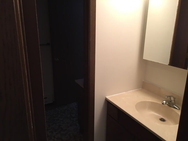 Building Photo - Two Bedroom/Two Bathroom w/Balcony & Garage