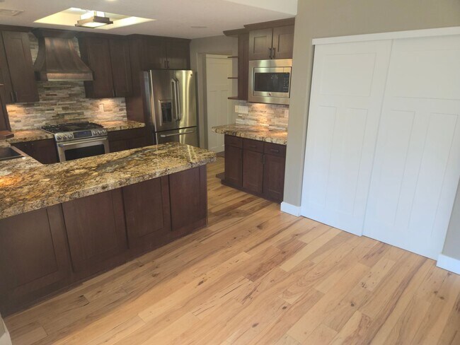 Building Photo - Beautiful Boulder Pointe Home! 3bd / 2ba + Office - No Students! - Small Pets Considered!! Avail....