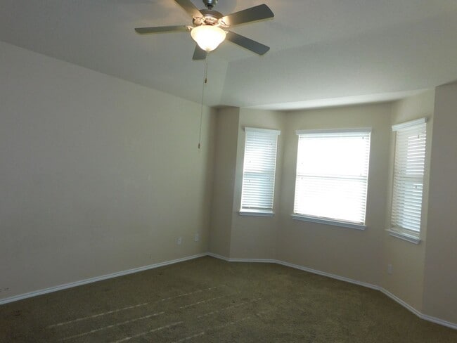 Building Photo - Beautiful 4 bed 2.5 bath located in Cibolo...