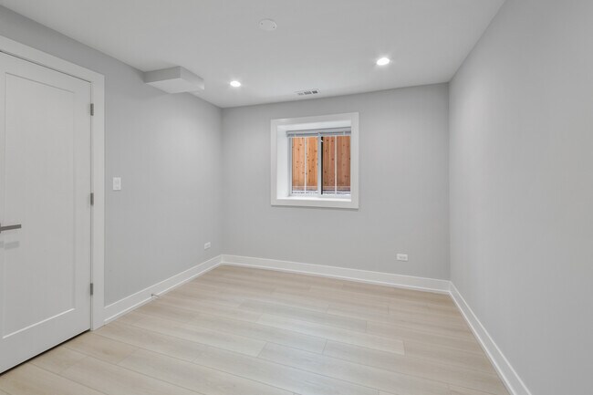 Building Photo - 4624 N Ashland Ave