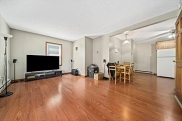 Building Photo - 453 Pond St